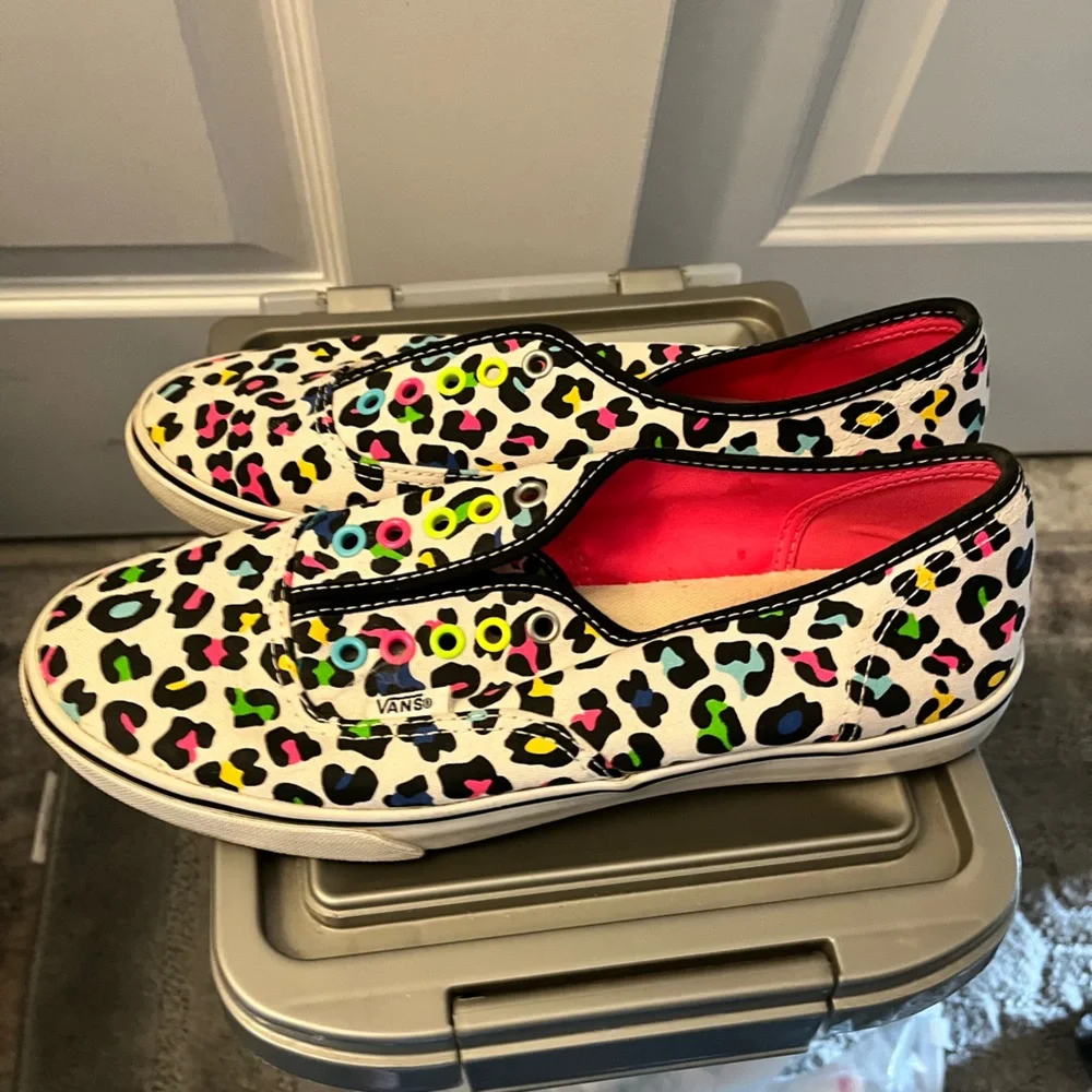 𝓥𝓲𝓷𝓽𝓪𝓰𝓮 𝓿𝓪𝓷𝓼 𝓦𝓸𝓶𝓮𝓷'𝓼 𝓝𝓮𝓸𝓷 𝓛𝓮𝓸𝓹𝓪𝓻𝓭 𝓼𝓵𝓲𝓹-𝓞𝓷 𝓼𝓷𝓮𝓪𝓴𝓮𝓻𝓼 - Picture 4 of 8